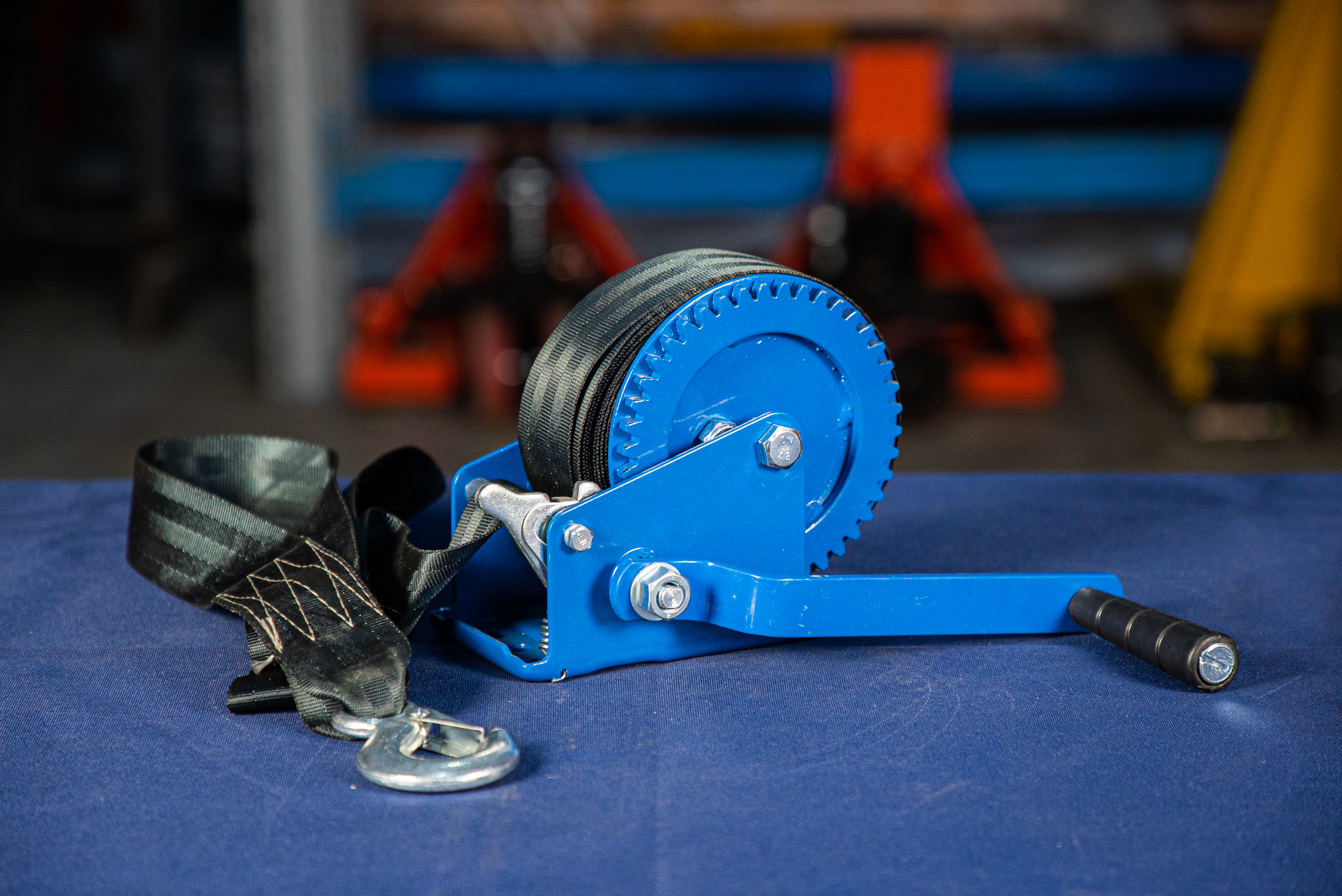 Лебедка ручная TOR ЛН-1200W (LHW) г/п 0,5 т длина ленты 20 м 